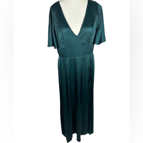 Dresses & Skirts - 🩵 6/$15 Green V-Neck Short Sleeve Dress Size L